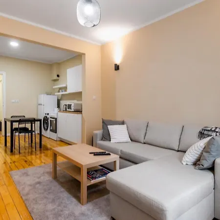 Charming One-bedroom Flat With Access To Garden Apartment