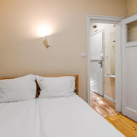 Charming One-bedroom Flat With Access To Garden Apartment