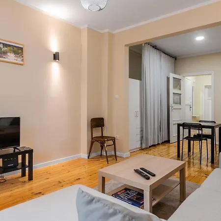 Apartment Charming One-bedroom Flat With Access To Garden *