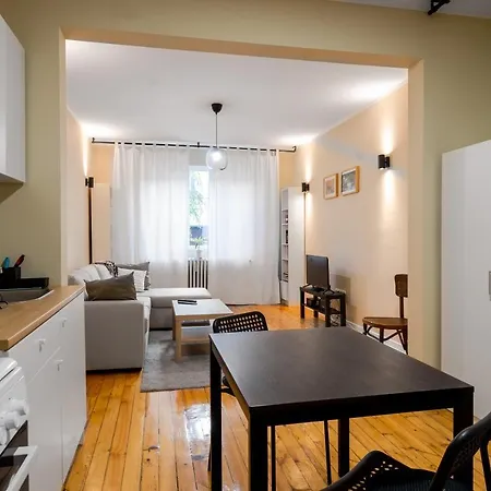 Charming One-bedroom Flat With Access To Garden Апартамент *